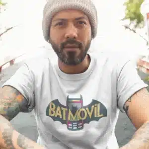 Camiseta de hombre con el logo de Batman junto a un teléfono móvil y el texto "Batmóvil", de la sección de camisetas geek con humor