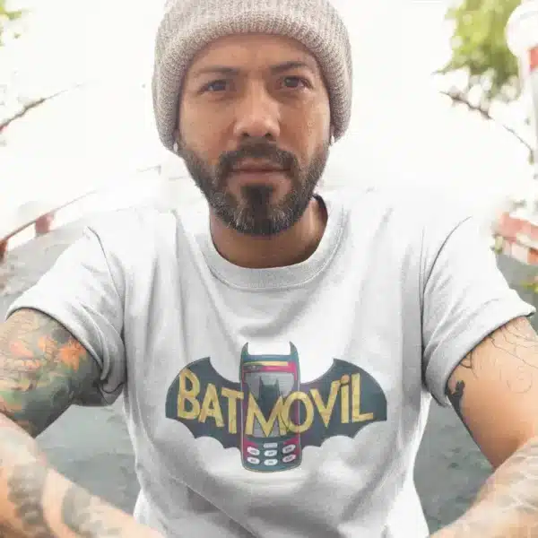 Camiseta de hombre con el logo de Batman junto a un teléfono móvil y el texto "Batmóvil", de la sección de camisetas geek con humor