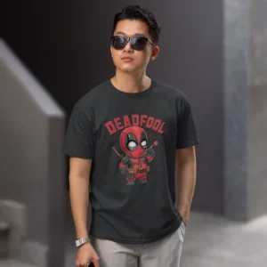 Camiseta de hombre con imagen de Deadpool en estilo mini acompañado del texto "Deadfool", de la sección de camisetas geek con humor