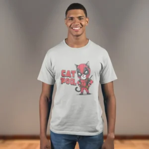 Camiseta para hombre con imagen de un gato vestido al estilo Deadpool, con el texto "Catpool", disponible en la sección de camisetas con diseños humorísticos