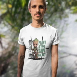 Camiseta de hombre con imagen de Groot de Guardianes de la Galaxia y el texto "Plant a Tree, Save the Galaxy", de la sección de camisetas geek con mensaje ecológico