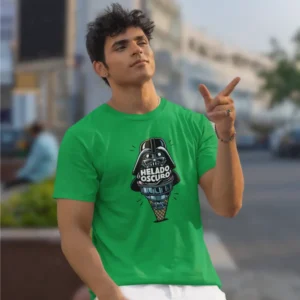 Camiseta de hombre con imagen de un cono de helado al estilo Darth Vader y el texto "Helado Oscuro", de la sección geek de camisetas