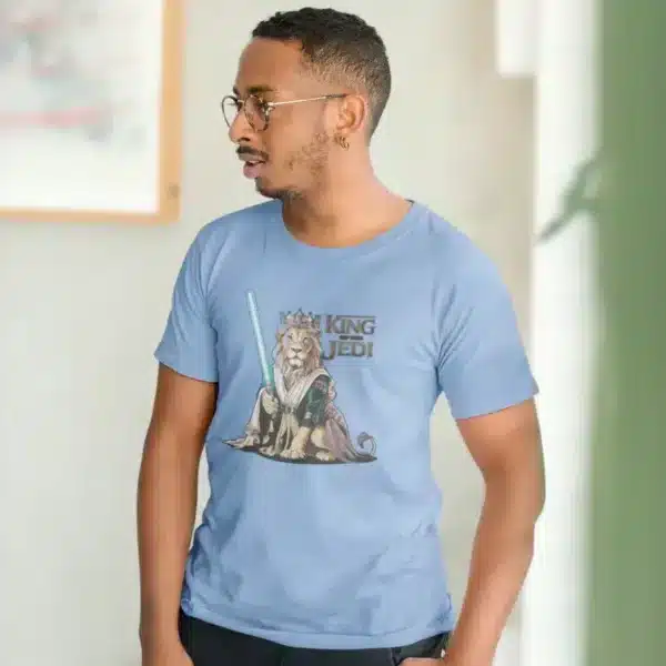 Camiseta para hombre con diseño de un león vestido como Jedi de Star Wars y el texto "King of the Jedi", de la sección de camisetas de ciencia ficción y fantasía