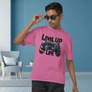 Camiseta de hombre con un mando de videojuego y el texto "Level Up Your Life".