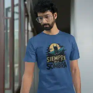 Camiseta para hombre con el logotipo de Batman y el texto "Siempre en la sombra", de la sección de camisetas inspiradas en superhéroes