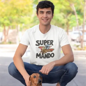 Camiseta de hombre con diseño del Mandaloriano volando con Baby Yoda en brazos, acompañado del texto "Super Mando", de la sección de moda geek para hombres