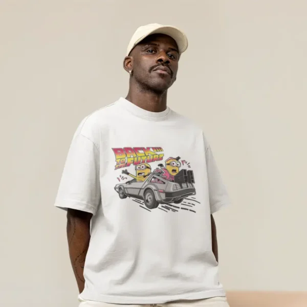 Camiseta para hombre con imagen de dos Minions subidos al DeLorean de "Regreso al Futuro" y el texto "Back to the Future", de la sección de camisetas temáticas de películas