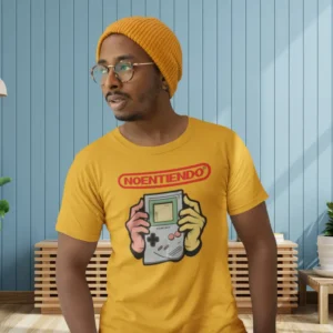 Camiseta de hombre con una Gameboy y el logo de Nintendo modificado con el texto "Noentiendo".