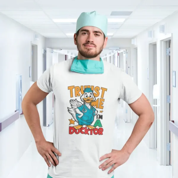 Pato vestido de doctor con la frase "Trust me I’m a Ducktor".