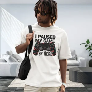 Camiseta de hombre con un mando de videojuego y el texto "I Paused My Game to Be Here".