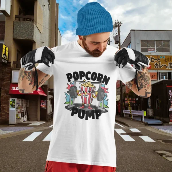 Camiseta de hombre con la imagen de una bolsa de palomitas levantando pesas y el texto "Popcorn Pump".