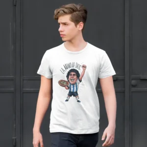 Camiseta de hombre con Maradona levantando una mano y sosteniendo una pizza, acompañada del texto "La Mano de Dios".