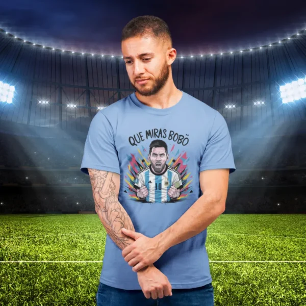 Camiseta de hombre con Messi enfadado vistiendo la camiseta de la selección argentina y el texto "Qué mirás, bobo".