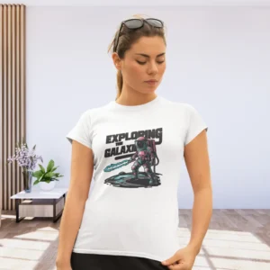 Camiseta de mujer con un astronauta explorando un planeta y el texto "Exploring the Galaxie".