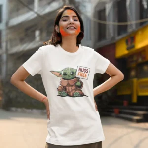 Camiseta para mujer con Baby Yoda sosteniendo un cartel que dice "Hugs Free".