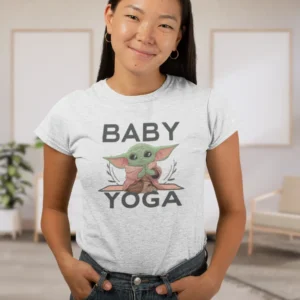 Camiseta para mujer con Baby Yoda en una postura de yoga, acompañado del texto "Baby Yoga".