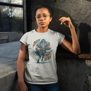 Camiseta de mujer con la imagen de Batman con equipaje de fútbol americano y el texto "Dark Night Tackle".