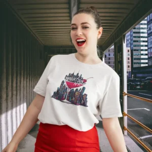 Camiseta para mujer con un diseño que mezcla la bebida y la ciudad de Manhattan, con el texto "MANHATTAN".