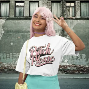 Camiseta para mujer con el texto "BITCH PLEASE" y un estilo gráfico similar al de la película Barbie.