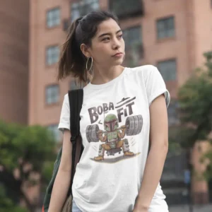 Camiseta de mujer con la imagen de Boba Fett levantando pesas y el texto "Boba Fit".