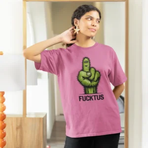 Camiseta para mujer con un cactus en forma de mano haciendo un gesto despectivo y el texto "FUCKTUS".