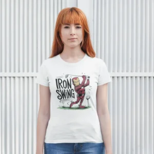 Camiseta de mujer con la imagen de Iron Man jugando al golf y el texto "Iron Swing".