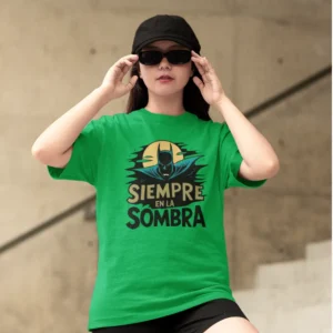 Camiseta para mujer con el logo de Batman y el texto "Siempre en la sombra".