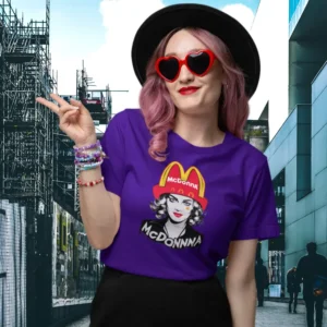 Camiseta para mujer con Madonna usando un gorro de McDonald's y el texto "MCDONNA".