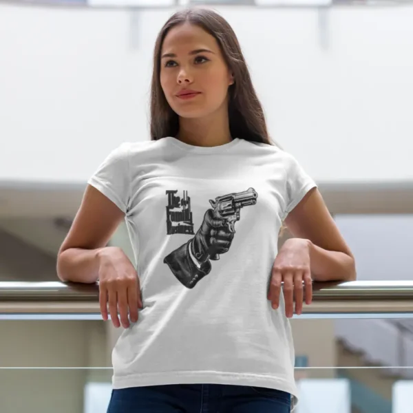 Camiseta para mujer con una mano con guante de cuero negro agarrando una pistola, acompañada del texto "The Family Business".