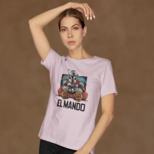 Camiseta para mujer con Mandaloriano jugando a un videojuego y el texto "Mando".