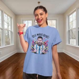 Camiseta de mujer con la imagen de Messi enfadado con la camiseta de la selección argentina y el texto "Qué Miras Bobo".