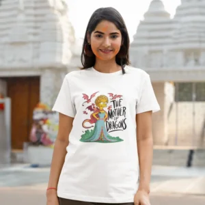 Camiseta para mujer con la Madre de Dragones al estilo Simpsons, acompañada del texto "The Mother of Dragons".