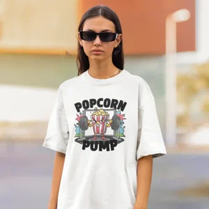 Camiseta para mujer con una bolsa de palomitas levantando una pesa y el mensaje "POPCORN PUMP".