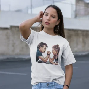 Camiseta para mujer con un hombre y una mujer echando un pulso y el mensaje "PULSE", para las que creen en la fuerza y la igualdad.