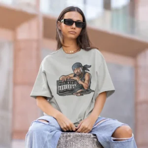 Camiseta para mujer con un rapero sosteniendo un cartel de "PARENTAL ADVISORY", para las que llevan el rap en el corazón.