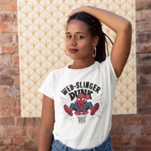 Camiseta de mujer con Spiderman haciendo un mate de baloncesto y el texto "Web Slinger Dunk".