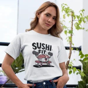 Camiseta de mujer con la imagen de un sushi levantando pesas en un gimnasio y el texto "Sushi Fit".