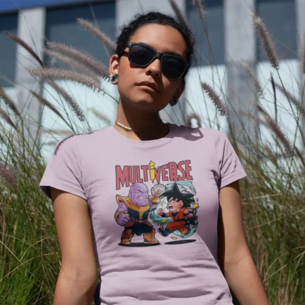 Camiseta para mujer con Thanos de Marvel y Son Goku de Dragon Ball en medio de una pelea, acompañados del texto "Multiverse".