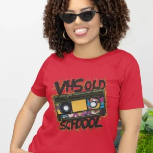 Camiseta para mujer con una cinta de video VHS y el mensaje "VHS OLD SCHOOL", un tributo a la nostalgia de los 80 y 90.