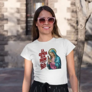 Camiseta de mujer con una virgen religiosa sosteniendo una cerveza y el texto "La Cerveza es mi Pastor, Nada de Fanta".