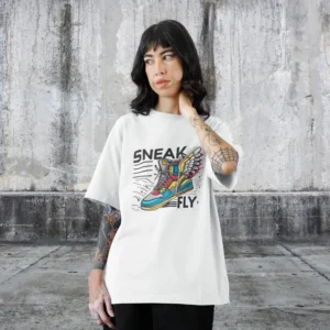 Camiseta para mujer con una zapatilla deportiva con alas y el texto "SNEAK FLY", para las que buscan ligereza en sus pasos.