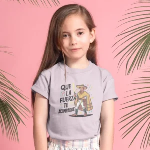 Camiseta con un caballero Jedi vestido al estilo mexicano y el texto "Que la fuerza te acompañe", pensada para niños en nuestra colección de Star Wars y cultura.