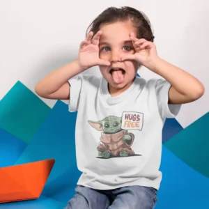 Camiseta infantil con Baby Yoda sosteniendo un cartel que dice Hugs Free.