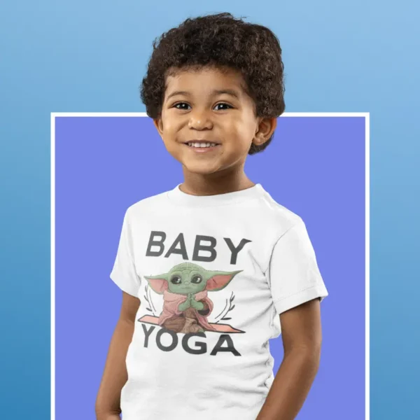 Camiseta infantil con Baby Yoda en pose de yoga y el texto Baby Yoga.