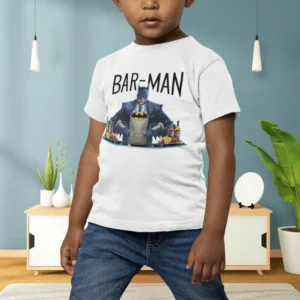 Camiseta infantil con Batman sirviendo copas detrás de una barra con el texto Bar-man.