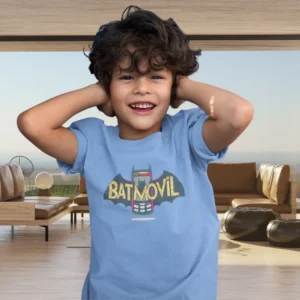 Camiseta infantil con el logo de Batman y un teléfono móvil en el centro con el texto Batmóvil.