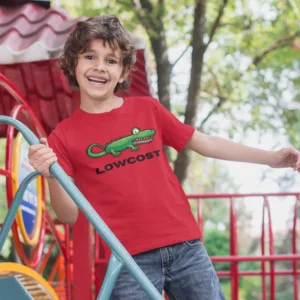 Camiseta color con la imagen de un cocodrilo verde al estilo Lacoste y el texto "Lowcost".