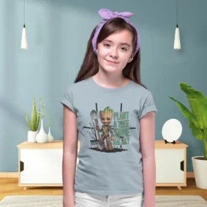 Camiseta infantil con Groot plantando un árbol y el texto Plant a tree, save the galaxy.