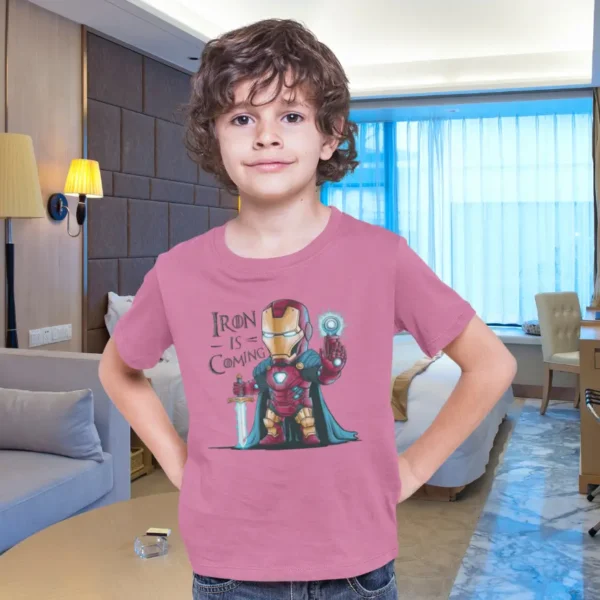 Camiseta infantil con Iron Man al estilo de la Casa Stark de Juego de Tronos con el texto Iron is Coming.