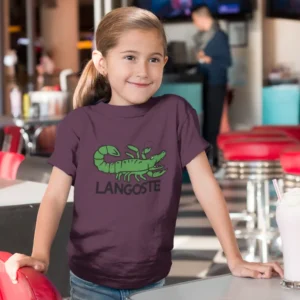 Camiseta color con una langosta verde al estilo Lacoste y el texto "Langoste".